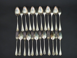 Vente aux enchères Suite de douze couverts à entremets en argent, poinçon Minerve, à déco