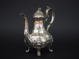 Vente aux enchères Théière Napoléon III de style Rocaille en argent, poinçon Minerve, à d