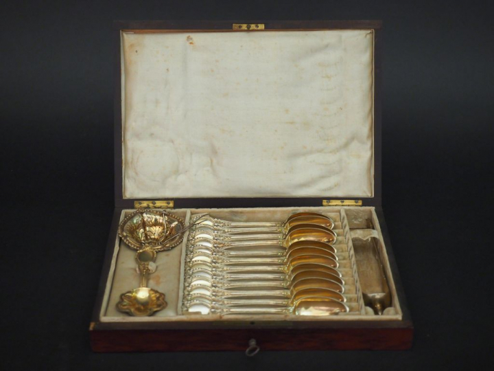 Service à thé de style Louis XVI en vermeil, poinçon Minerve, modèle à