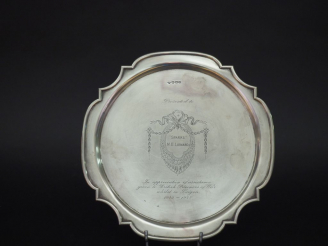 Vente aux enchères Plat de récompense en argent anglais, bords polylobés  Dim. 30 x 30 cm