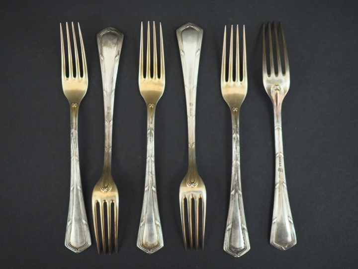 Suite de six petites fourchettes à fruit de style Louis XVI en argent 
