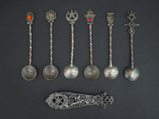 Vente aux enchères Suite de six petites cuillères de style oriental, en argent étranger. 