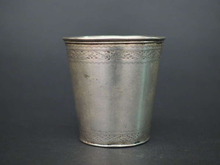 Timbale de forme évasée en argent étranger. H. 5,8 cm Poids : 66 g