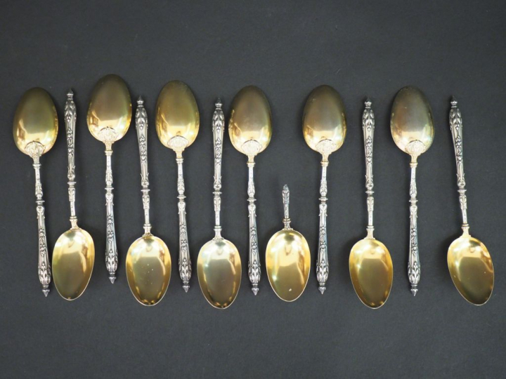 Suite de douze petites cuillères en argent et vermeil, modèle à fleuro