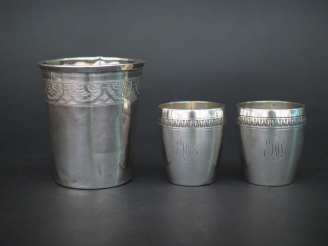 Vente aux enchères Ensemble comprenant :  - une paire de petits verres de style Louis XVI