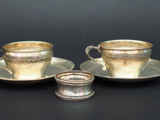 Vente aux enchères Deux tasses et sous tasses de style Louis XVI en argent, poinçon Miner