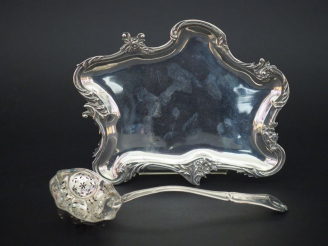 Vente aux enchères Ensemble comprenant :  - une cuillère à saupoudrer de style Louis XV e