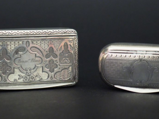 Vente aux enchères Ensemble comprenant :  - une boite à priser de style Louis XVI en arge