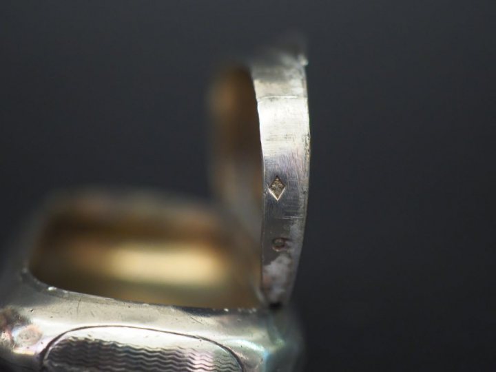 Ensemble comprenant :  - une boite à priser de style Louis XVI en arge