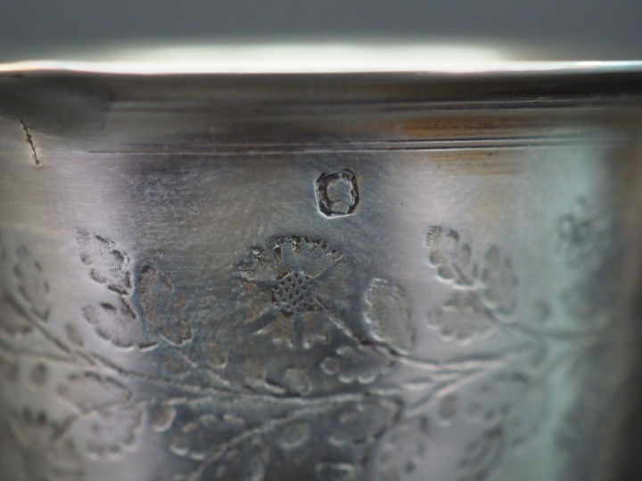 Timbale évasée en argent, poinçon Minerve à décor de branchages fleuri