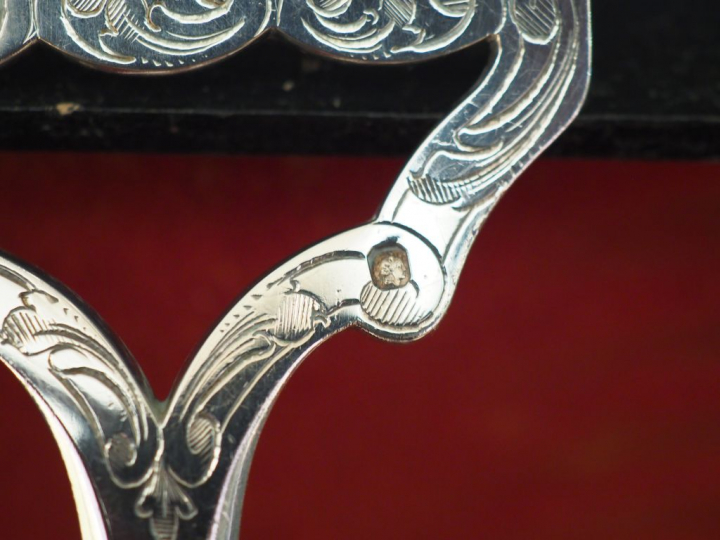 Couvert à servir le poisson en argent, poinçon Minerve, modèle feuilla