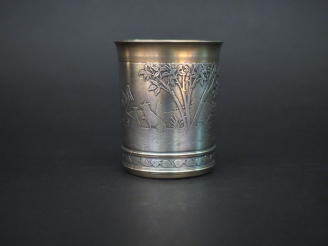 Vente aux enchères Timbale en argent, poinçon Minerve, illustrant la fable de La Fontaine