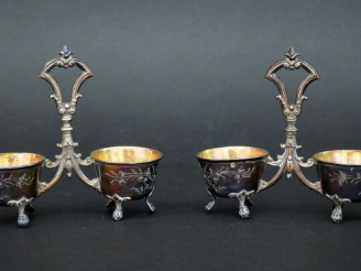 Vente aux enchères Paire de salerons doubles de style 1900 en argent et vermeil, poinçon 