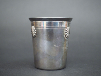 Vente aux enchères Timbale en argent, poinçon Minerve, à décor de trois coquilles.  H. 7,