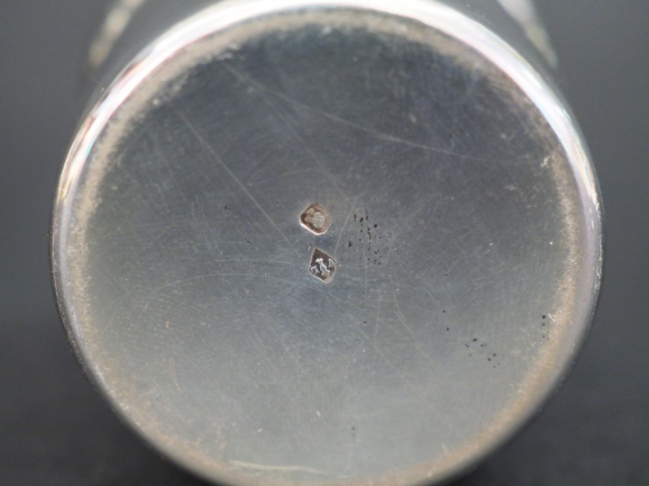 Timbale en argent, poinçon Minerve, à décor de trois coquilles.  H. 7,