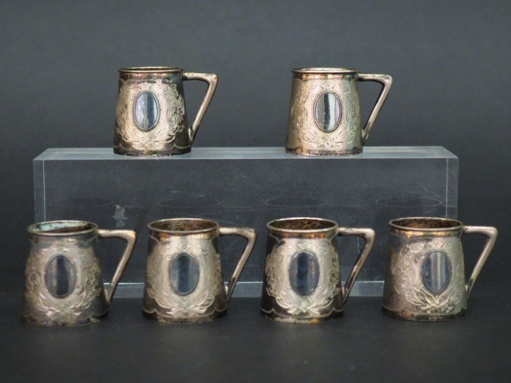 Suite de six petits verres à liqueur en forme de chope de style Louis 