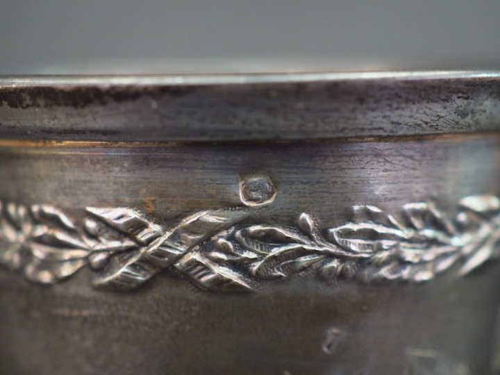 Timbale de style Louis XVI en argent, poinçon Minerve, à décor de fris