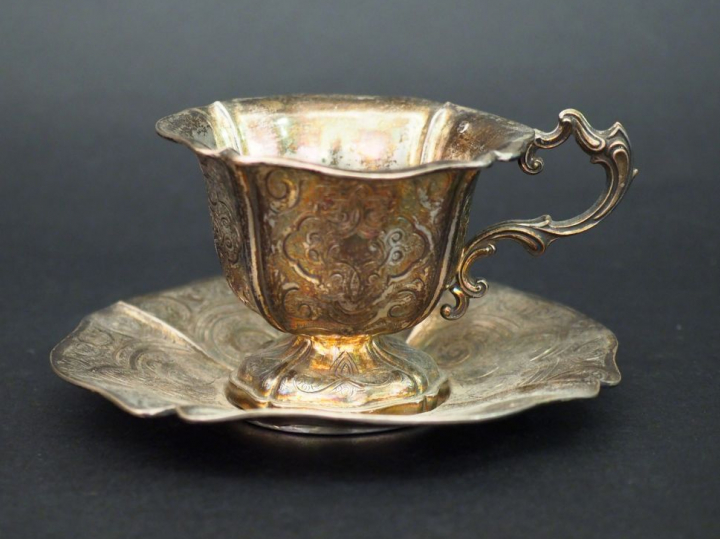 Tasse et sa sous-tasse de style rocaille en argent, poinçon Minerve, à