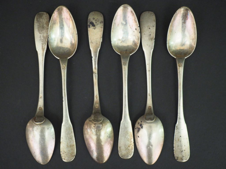 Suite de six cuillères en argent, poinçon Minerve, modèle uniplat. Poi