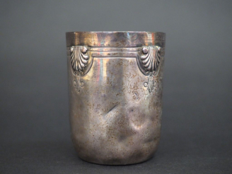 Vente aux enchères Timbale de style Louis XV en argent, poinçon Minerve, à décor de coqui
