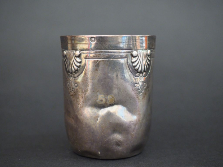 Timbale de style Louis XV en argent, poinçon Minerve, à décor de coqui