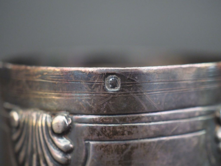 Timbale de style Louis XV en argent, poinçon Minerve, à décor de coqui