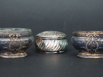 Vente aux enchères Ensemble comprenant :  - une petite boite à pilules en argent poinçon 