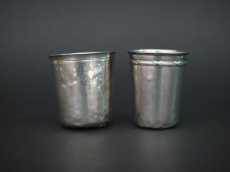 Vente aux enchères Ensemble comprenant :  - une timbale de style Louis XVI en argent, poi