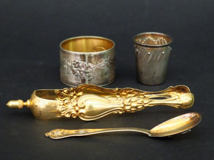 Ensemble comprenant :  - une cuillère à œuf en vermeil, poinçon Minerv