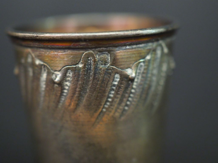 Ensemble comprenant :  - une cuillère à œuf en vermeil, poinçon Minerv