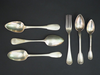 Vente aux enchères Ensemble comprenant : - trois cuillères en argent, poinçons et modèle 