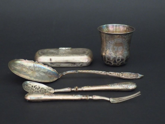 Vente aux enchères Ensemble comprenant :  - une timbale de forme tulipe en argent, poinço