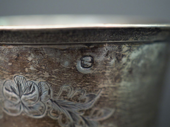 Ensemble comprenant :  - une timbale de forme tulipe en argent, poinço