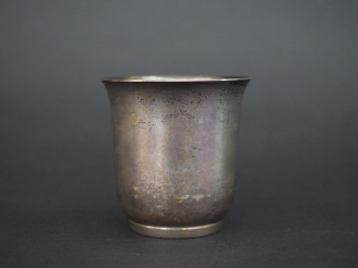 Vente aux enchères Timbale de forme tulipe en argent, poinçon Minerve.  H. 6,6 cm Poids. 