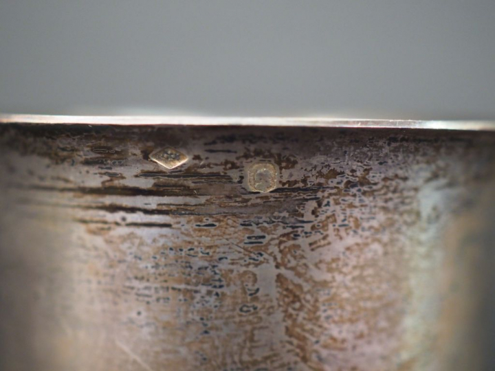 Timbale de forme tulipe en argent, poinçon Minerve.  H. 6,6 cm Poids. 