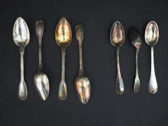 Vente aux enchères Ensemble comprenant :  - quatre petites cuillères en argent, poinçon M