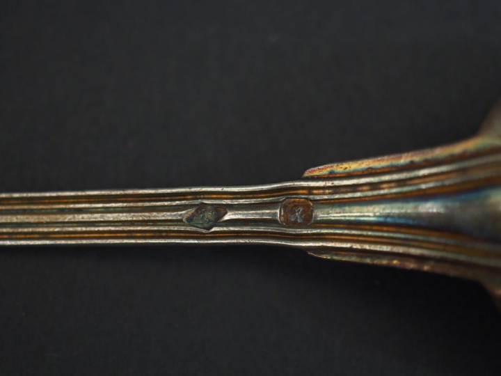 Ensemble comprenant :  - quatre petites cuillères en argent, poinçon M