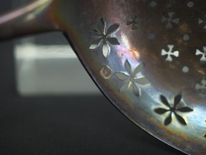 Ensemble comprenant :  - une cuillère à saupoudrer de style Louis XVI 