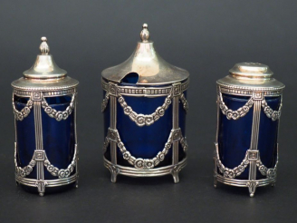 Vente aux enchères Garniture de table de style Louis XVI en argent, à décor de guirlandes