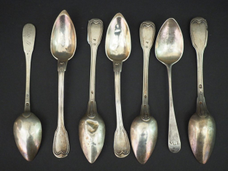 Vente aux enchères Sept petites cuillères en argent. Poinçons et modèles dépareillés.  Po