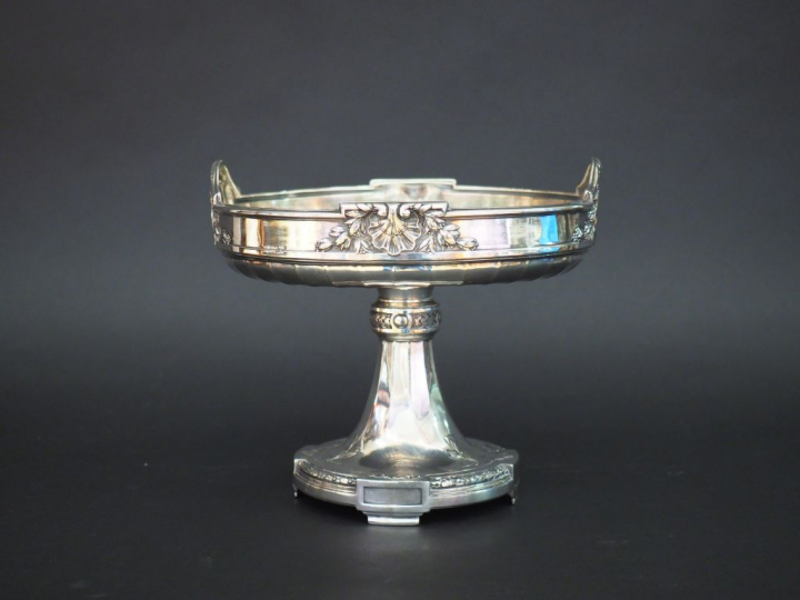 GALLIA.  Coupe sur pied de style Louis XVI en métal argenté, à décor d