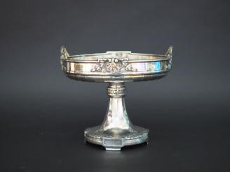 Vente aux enchères GALLIA.  Coupe sur pied de style Louis XVI en métal argenté, à décor d