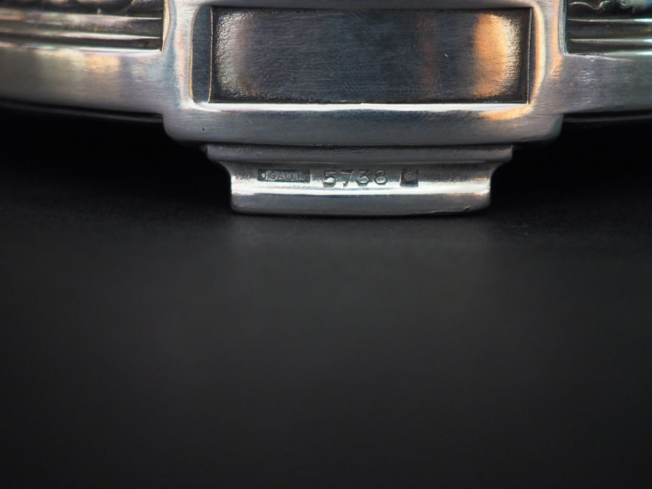 GALLIA.  Coupe sur pied de style Louis XVI en métal argenté, à décor d