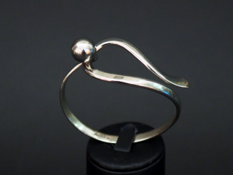 Vente aux enchères Fabrice PELLETIER Bracelet en argent de forme mouvementée, à décor d’u