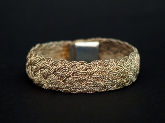 Vente aux enchères Bracelet manchette en argent, maille tressée. Poids. 47,52 g