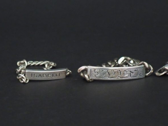 Vente aux enchères Ensemble de quatre bracelets en argent, maille gourmette. Poids. 99 g 