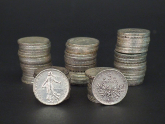 Vente aux enchères Soixante-dix-sept pièces de 5 francs en argent. Poids. 925 g