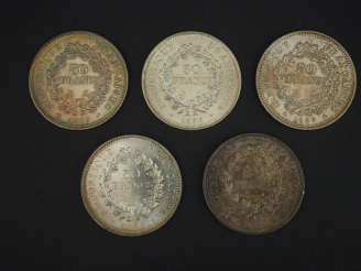 Vente aux enchères Ensemble comprenant :  - cinq pièces de 50 francs en argent, 1977. - d