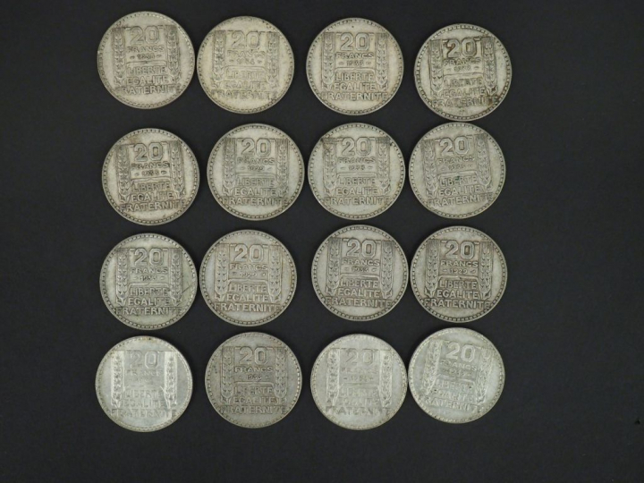 Ensemble de vingt-sept pièces de 20 francs en argent.  Poids. 539 g