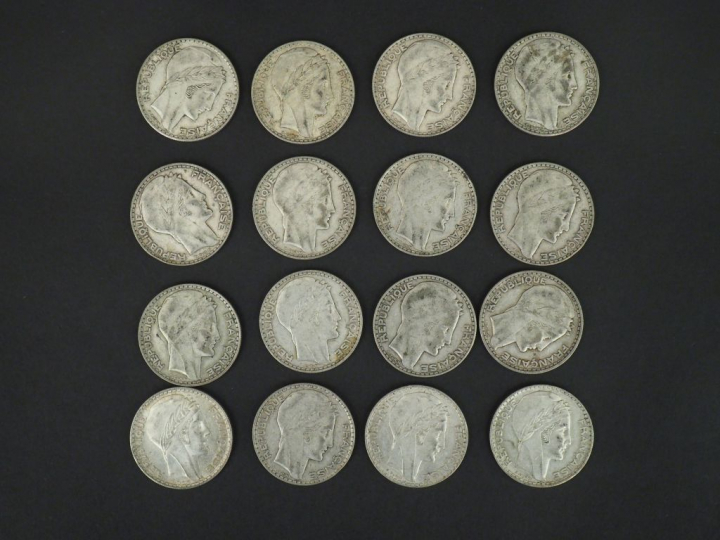 Ensemble de vingt-sept pièces de 20 francs en argent.  Poids. 539 g